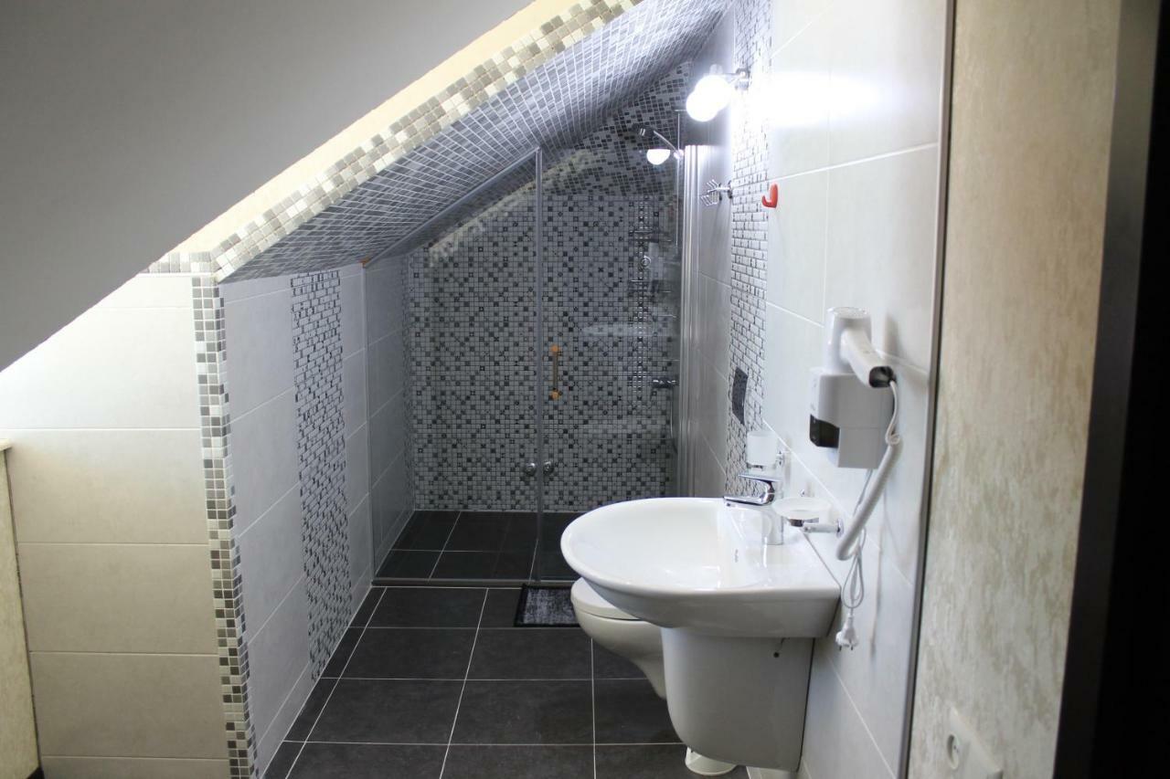 Hotel Lion Урекі Екстер'єр фото